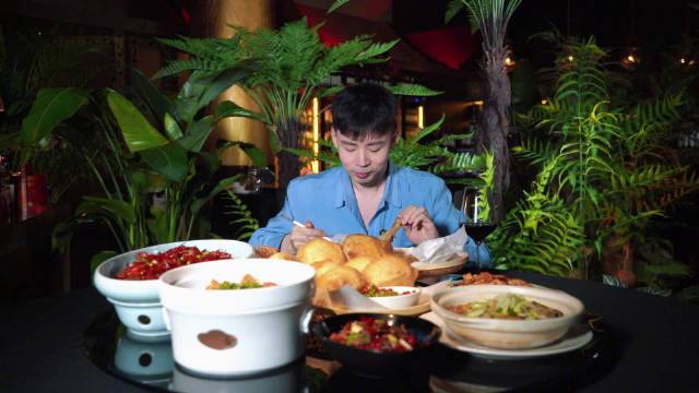 美食与娱乐圈的奇妙碰撞：明星私房菜、综艺美食与跨界餐饮全解析