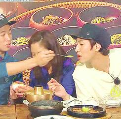 娱乐圈美食宠文推荐完结：当红明星与美食达人的甜蜜碰撞，治愈你的味蕾与心灵