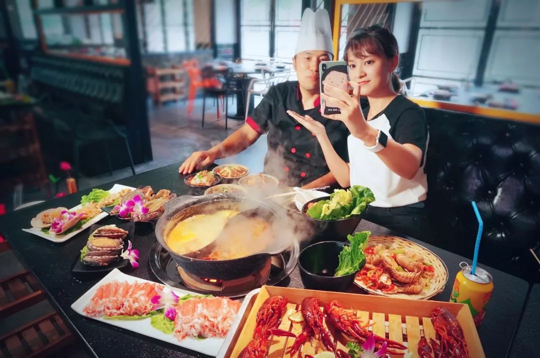 美食主持人都有谁？揭秘国内外美食主持大师及入行指南