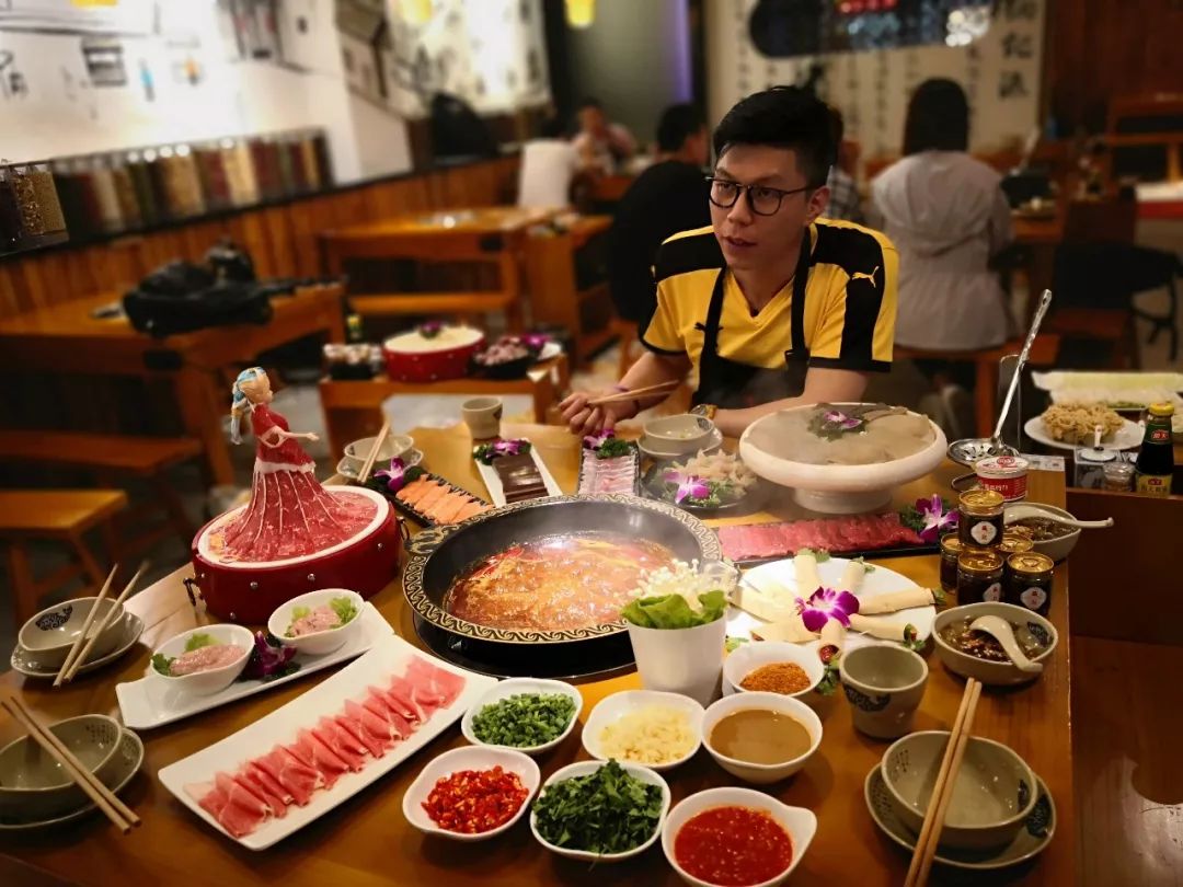 美食主持人都有谁？揭秘国内外美食主持大师及入行指南